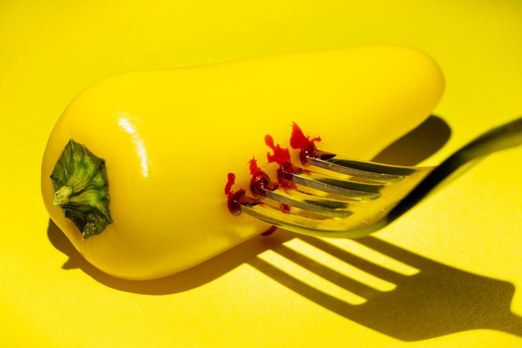 poivron jaune tué par une fourchette. food design graphique.