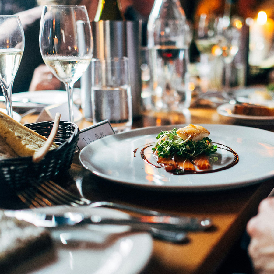 Tendances & Inspirations : Photographie et food design d'une table lors d'un repas au restaurant.